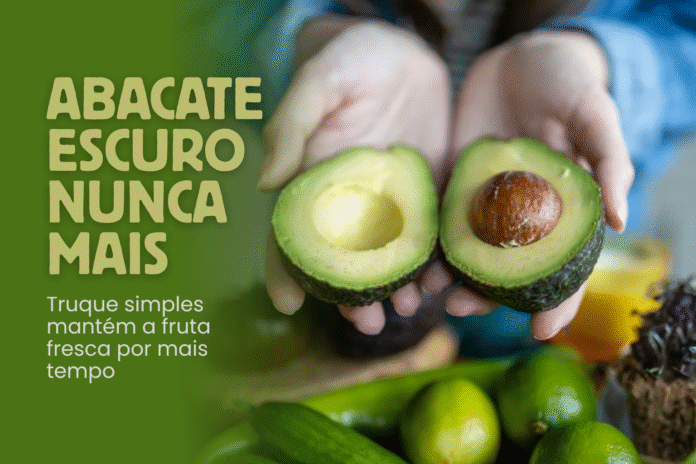 abacate cortado ao meio com limões ao fundo, representando truque natural com limão que mantém a fruta fresca