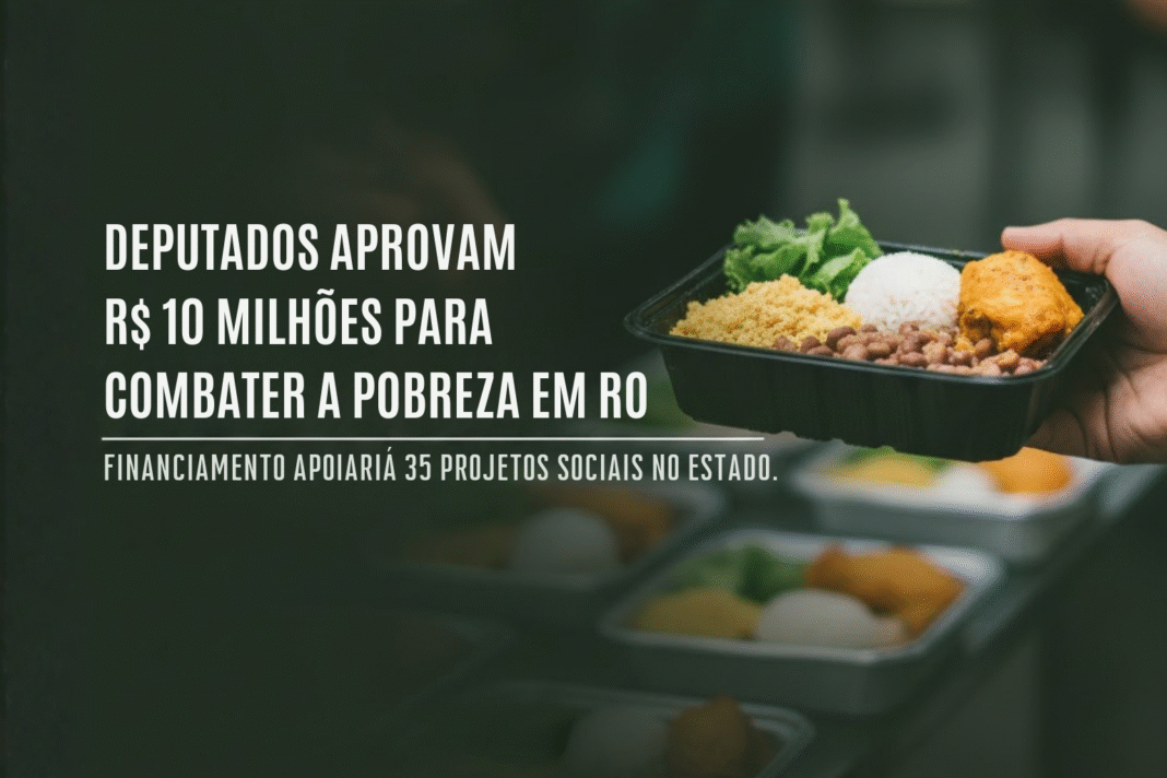 Pessoa segurando marmita com arroz, feijão, farofa, salada e frango, representando ações sociais de combate à pobreza em Rondônia.