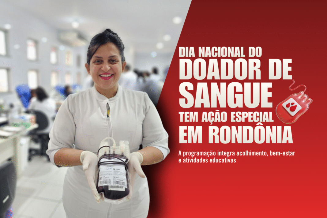 Profissional da saúde segura bolsa de sangue durante ação especial do Dia do Doador na Fhemeron, em Rondônia.