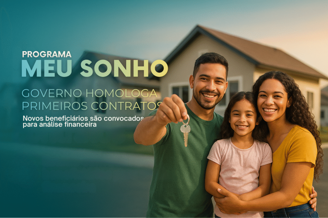 Família sorrindo em frente a uma casa nova enquanto homem exibe chave, representando beneficiários do programa Meu Sonho em Rondônia.