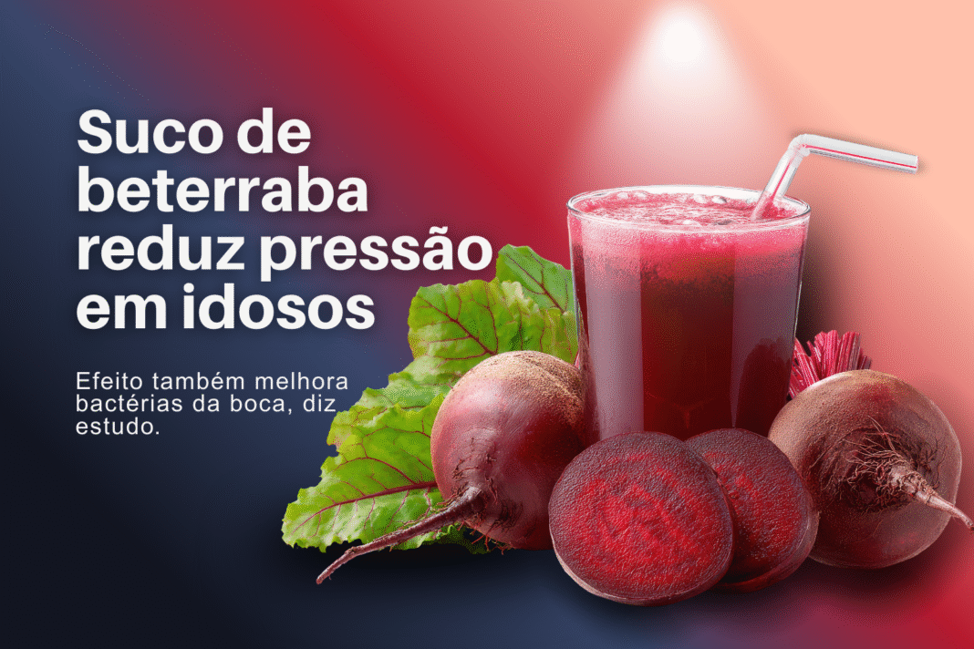 Suco de beterraba em copo transparente ao lado de beterrabas frescas sobre fundo colorido.
