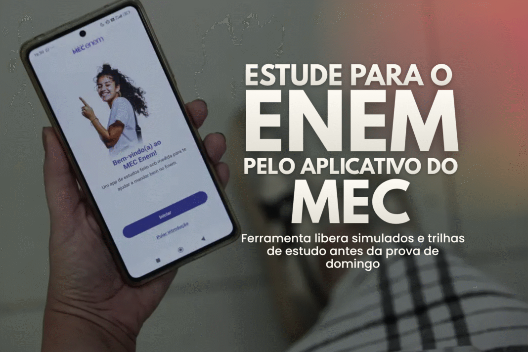 Pessoa segurando celular com o aplicativo MEC Enem aberto para estudar para o Enem.