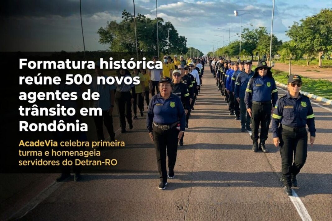 Agentes de trânsito de Rondônia marcham em formação durante a formatura da primeira turma da AcadeVia.