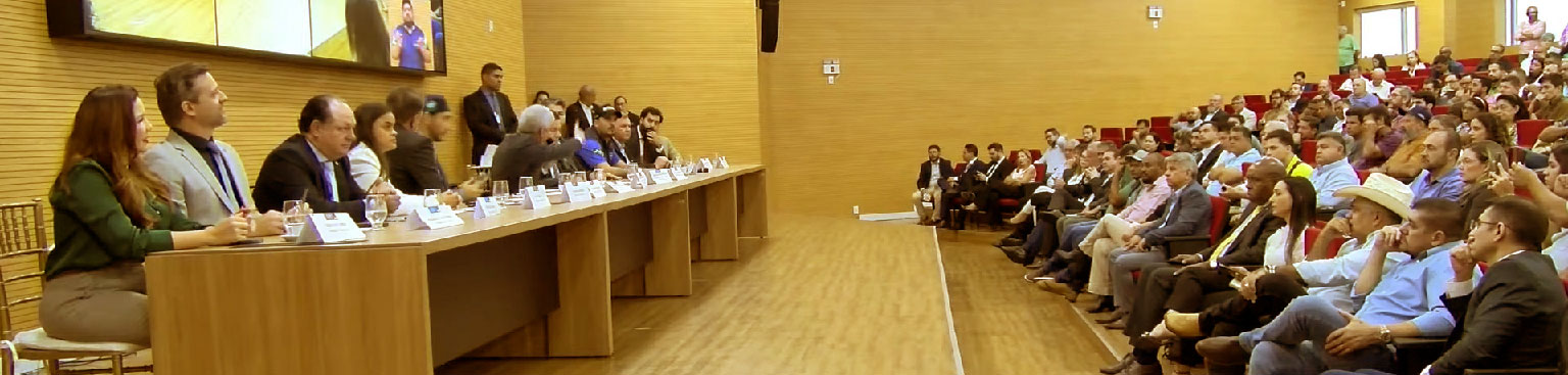 Plenário da ALE-RO lotado durante audiência pública sobre embargos coletivos do Ibama.