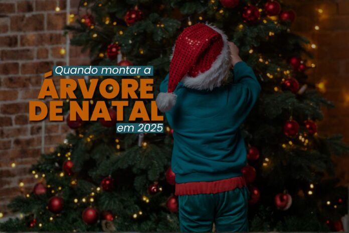 Criança com gorro de Papai Noel decorando árvore de Natal iluminada, representando o primeiro domingo do Advento em 2025.