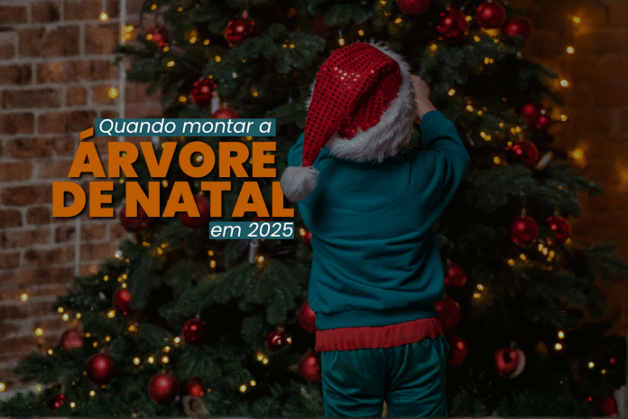 Criança com gorro de Papai Noel decorando árvore de Natal iluminada, representando o primeiro domingo do Advento em 2025.