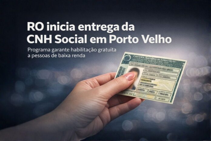 Mão segurando Carteira Nacional de Habilitação durante a primeira entrega da CNH Social em Porto Velho