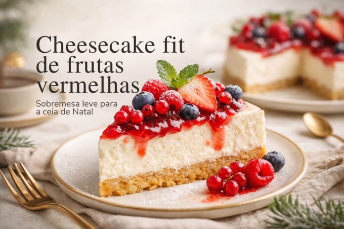 Cheesecake fit de frutas vermelhas servido em fatia com calda leve para a ceia de Natal