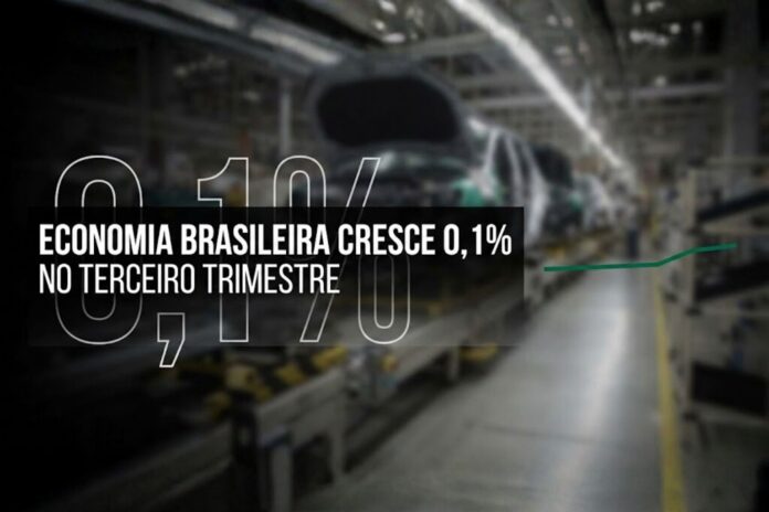 Trabalhadores montam estrutura automotiva em linha de produção no Brasil.