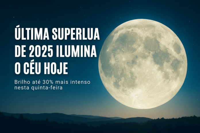 Superlua de 2025 iluminando o céu noturno acima de montanhas, com brilho intenso e título destacado à esquerda.