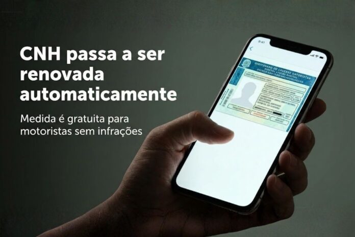 CNH Digital exibida em celular simboliza renovação automática e gratuita para motoristas sem infrações