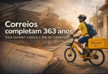 Correios completam 363 anos em data que também celebra o Dia do Carteiro Carteiro em entrega simboliza os 363 anos dos Correios no Dia do Carteiro