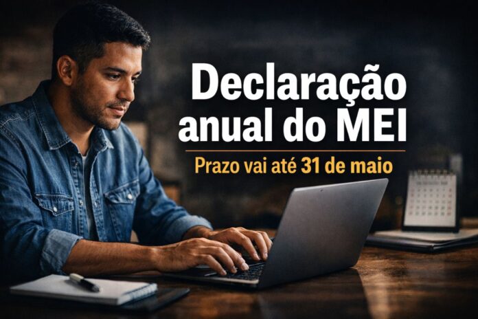 Microempreendedor usando notebook para fazer a declaração anual do MEI dentro do prazo