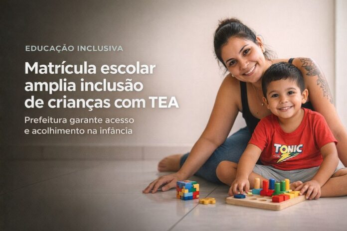 Matrícula escolar marca inclusão de crianças com TEA Mãe e criança com TEA durante atividade educativa após matrícula escolar inclusiva