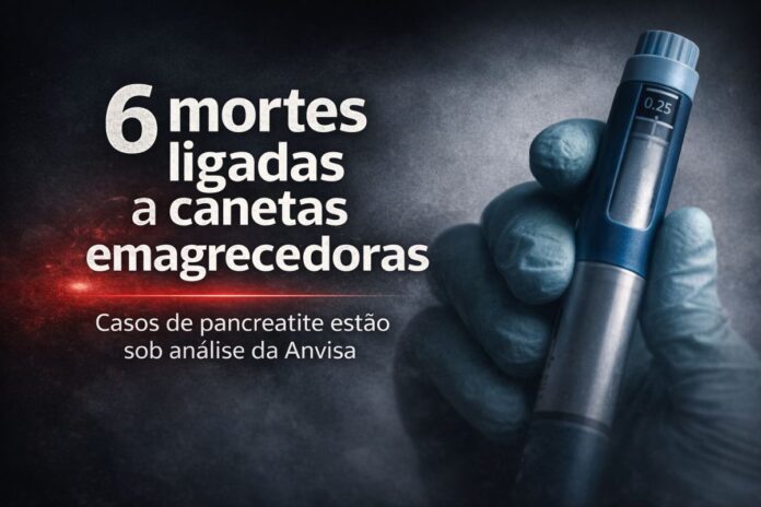 Caneta emagrecedora segurada por mão com luva médica ilustra investigação sobre mortes por pancreatite no Brasil