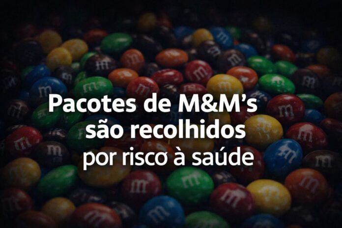 Pacotes de M&M’s coloridos ilustram recolhimento do chocolate por risco à saúde nos Estados Unidos